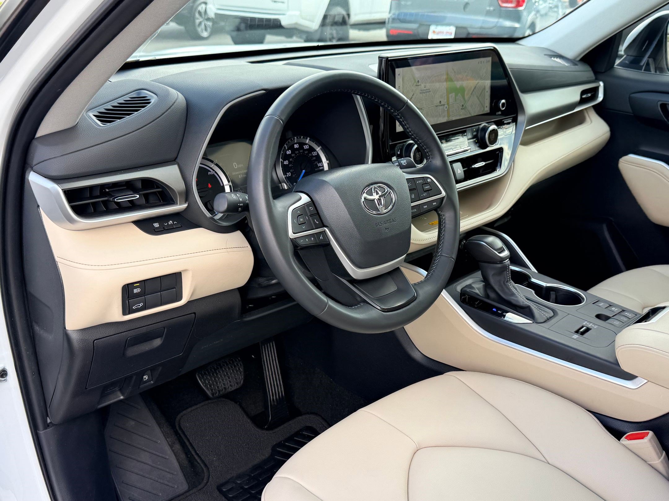 2024 Toyota Highlander Hybrid XLE photo 2