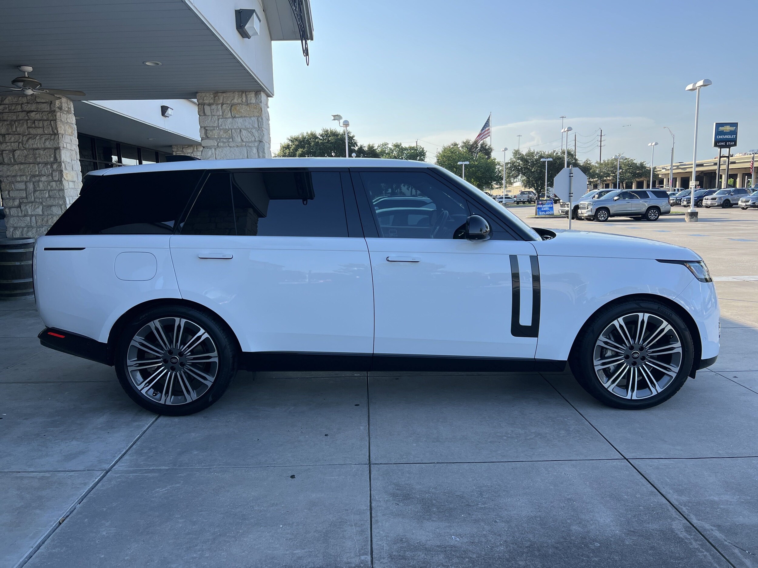 2023 Land Rover Range Rover SE photo 2