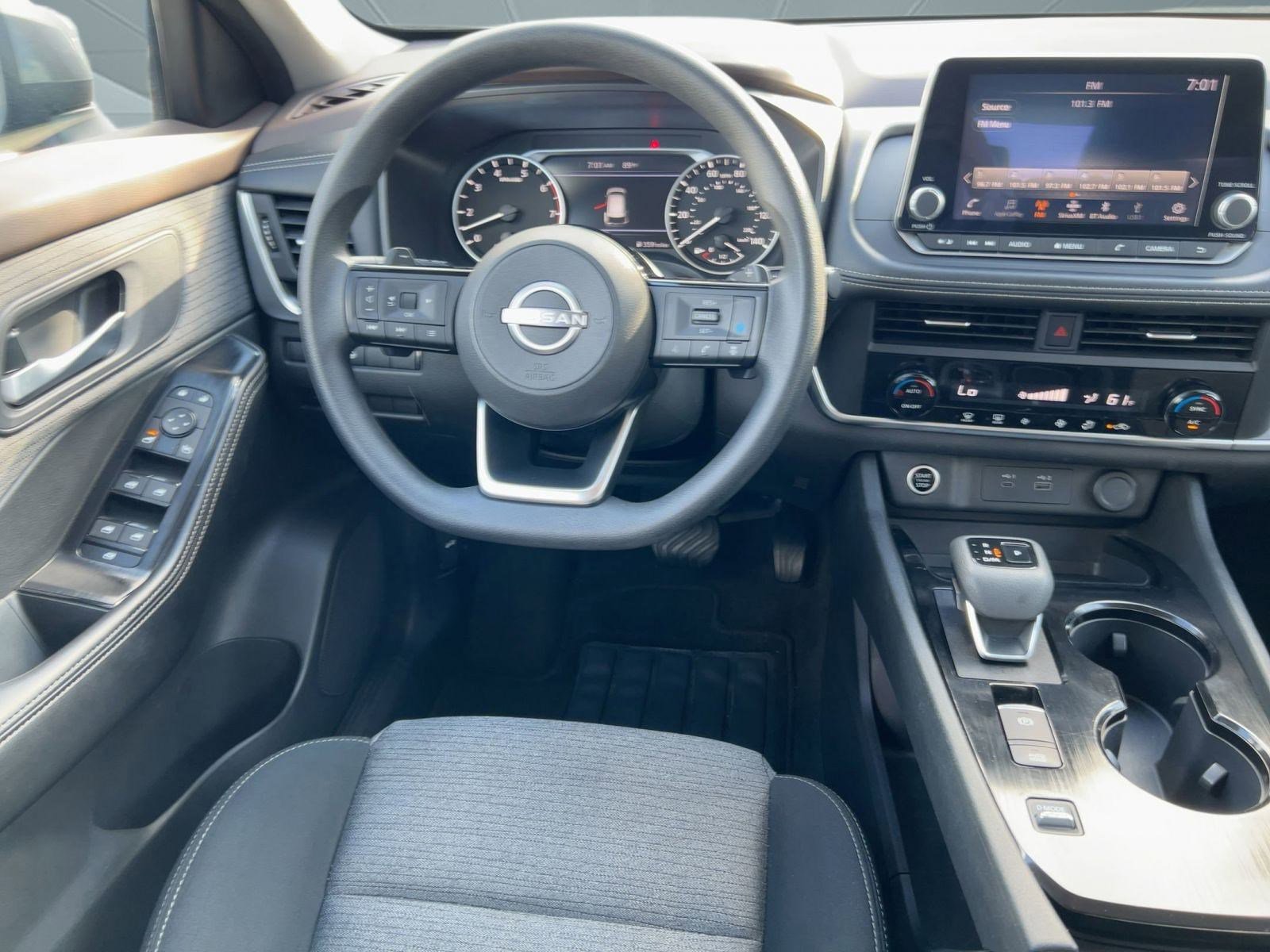 2023 Nissan Rogue SV photo 3