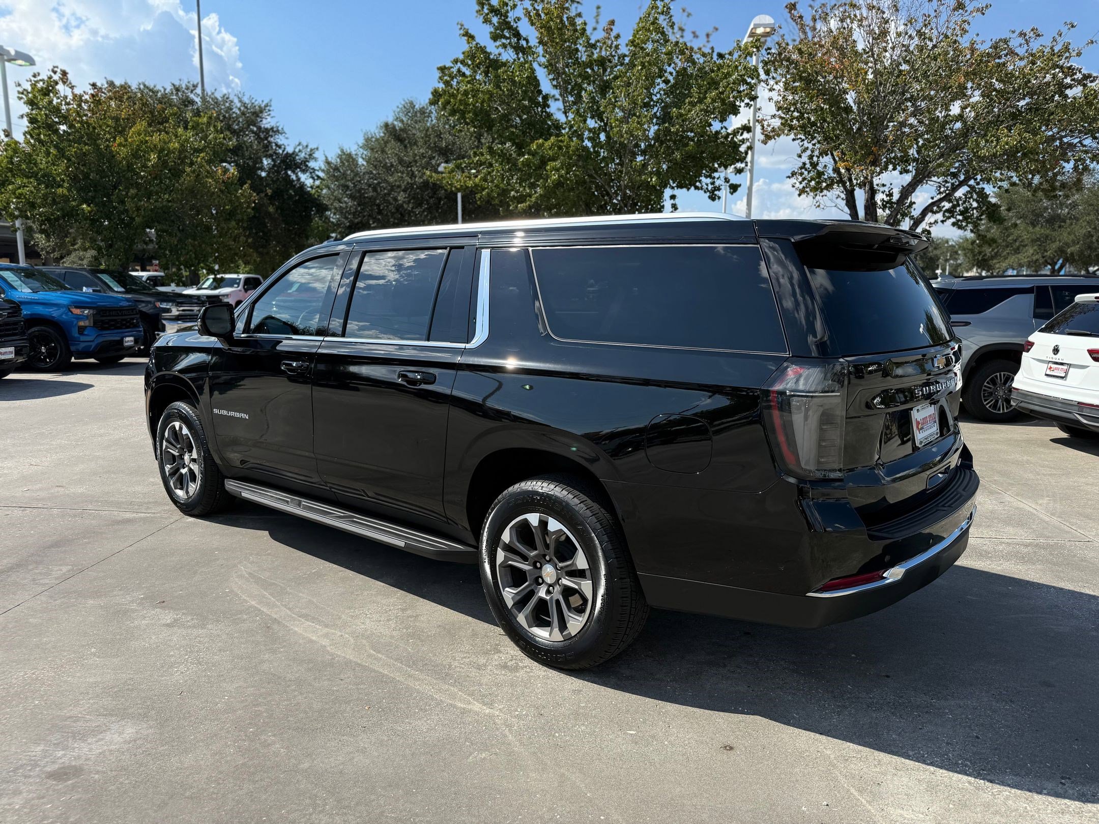 2025 Chevrolet Suburban LT photo 2