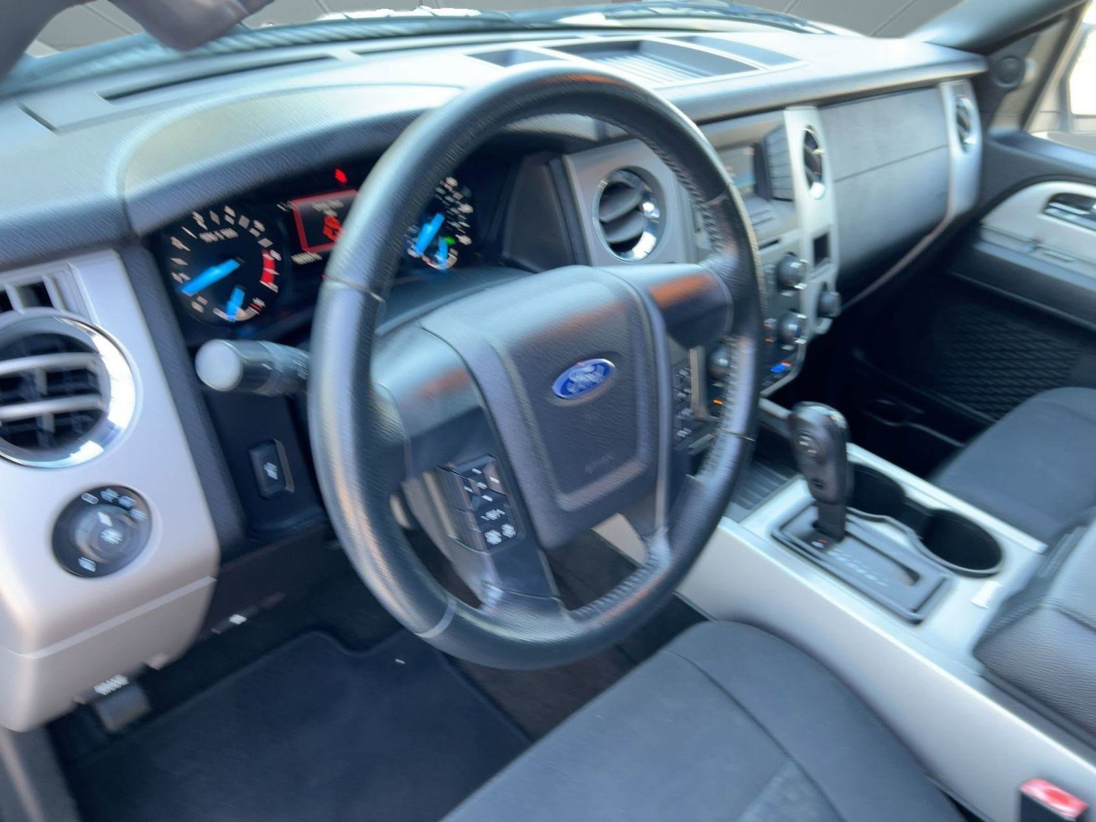 2017 Ford Expedition XLT photo 4