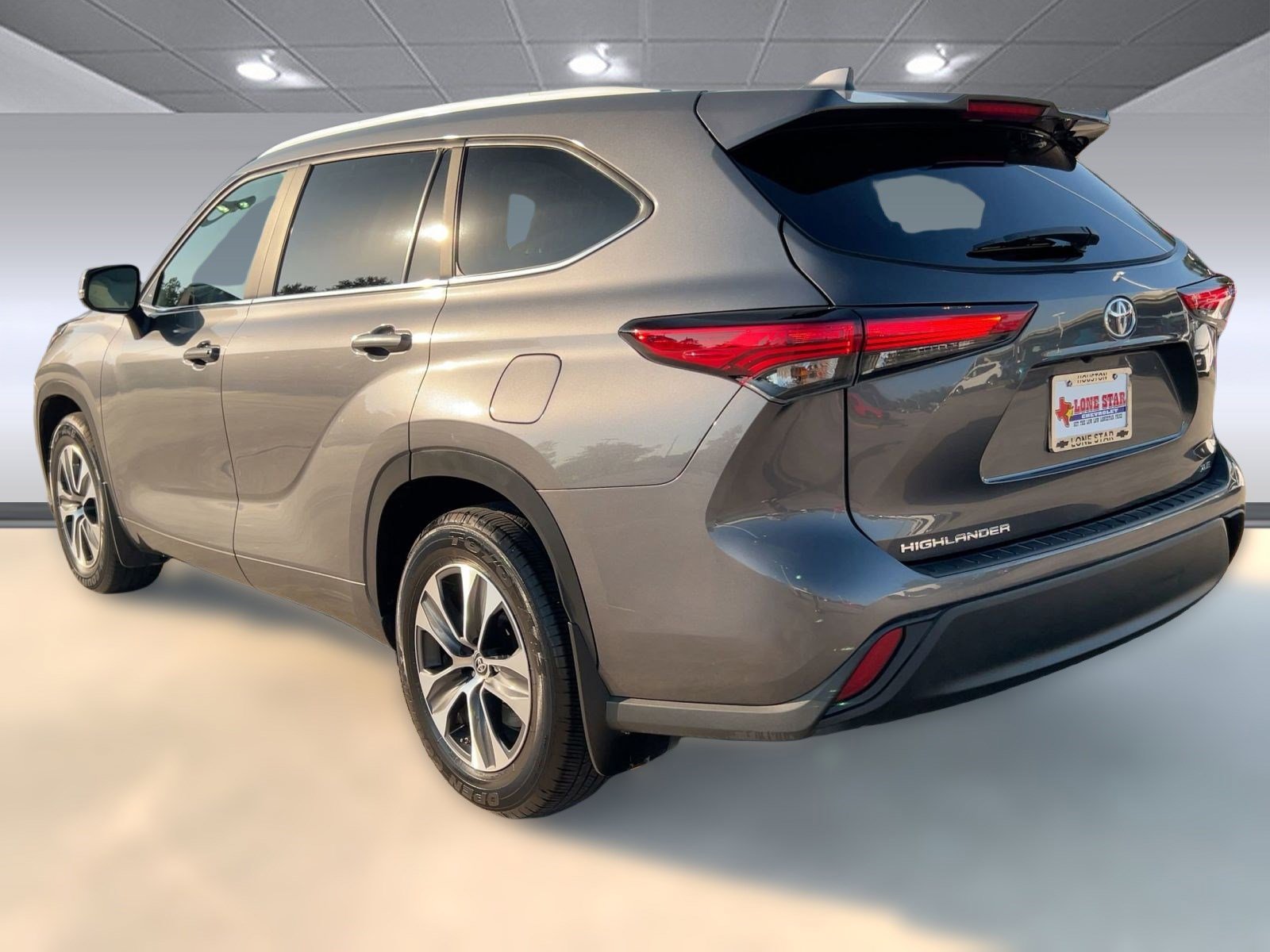 2023 Toyota Highlander L photo 3