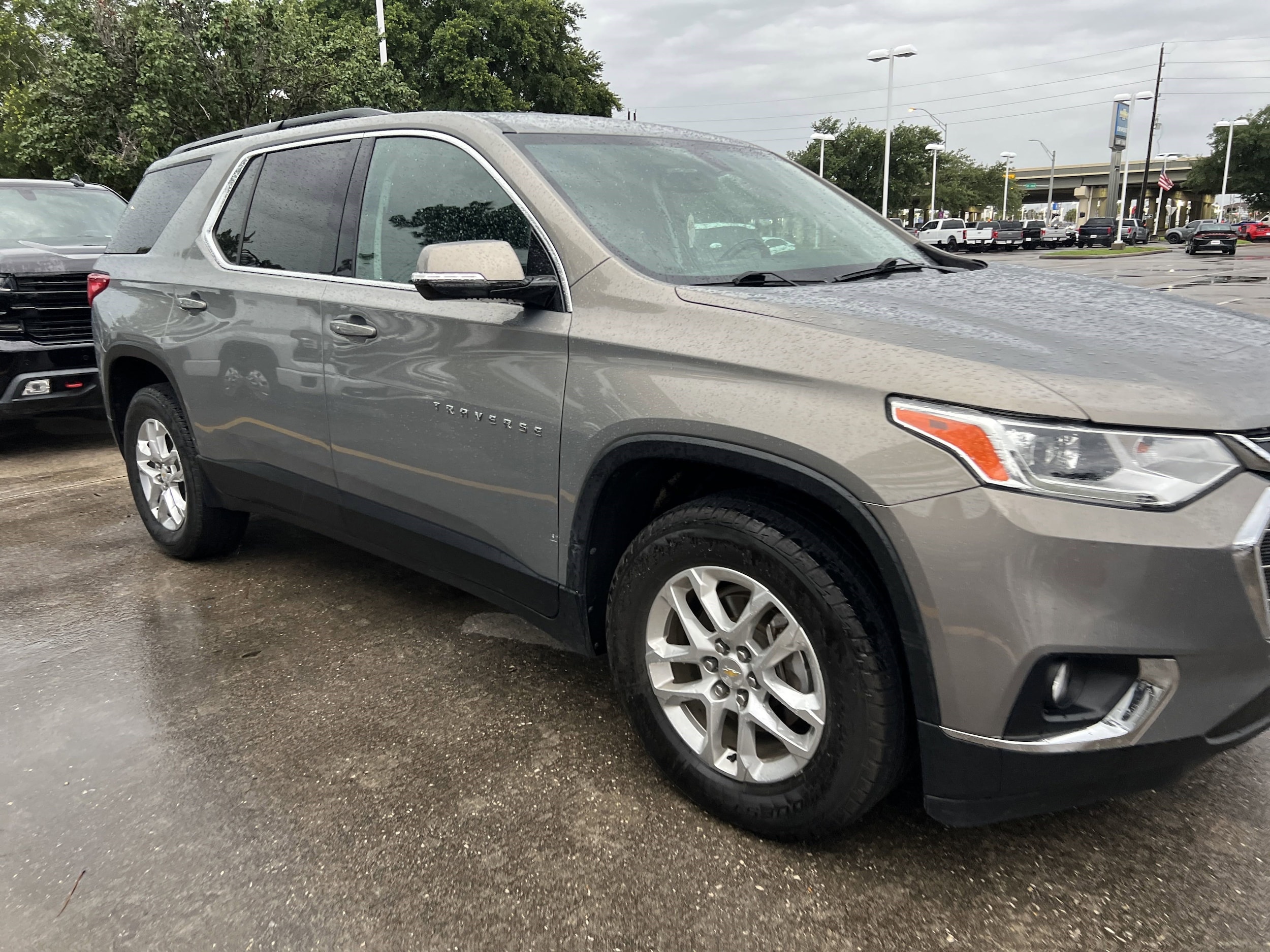 Used 2019 Chevrolet Traverse 1LT with VIN 1GNERGKW7KJ230953 for sale in Baytown, TX