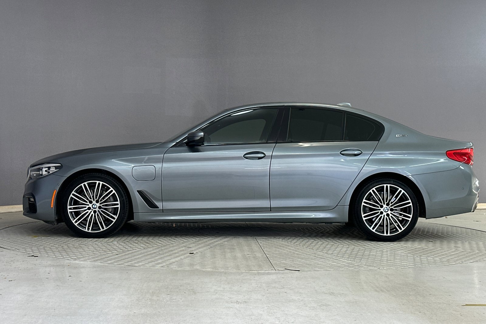 2019 Bmw 530e Sedan photo 2