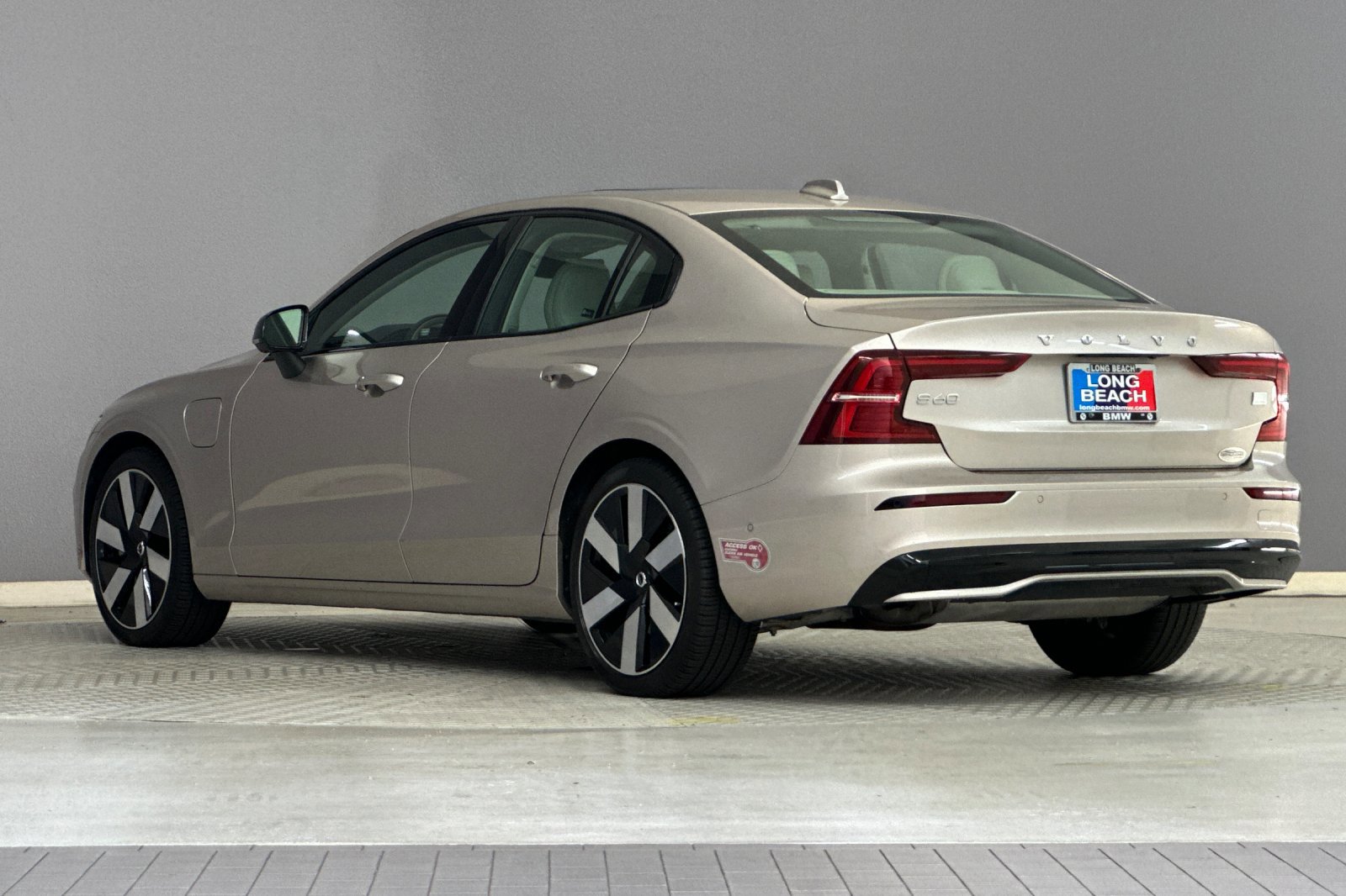 2024 Volvo S60 T8 Ultimate photo 3
