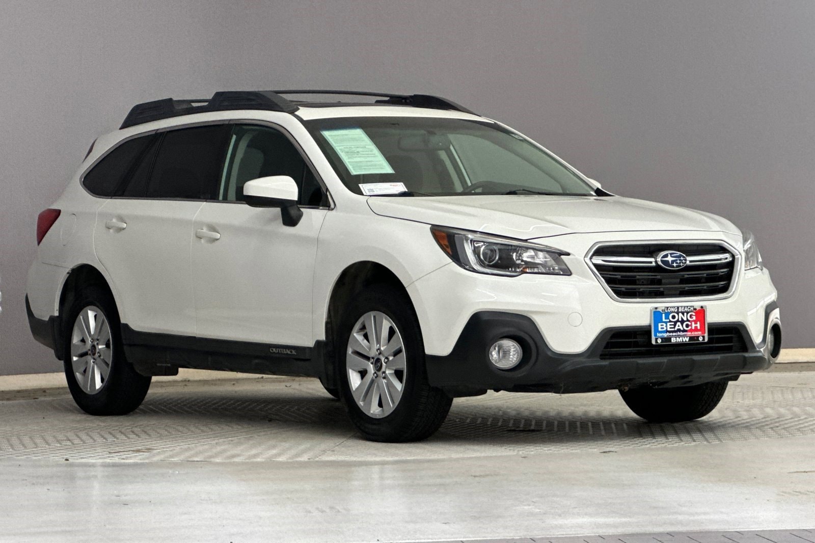2018 Subaru Outback 2.5i Premium with Moonroof, Power Rear Gate, and Starlink photo 5