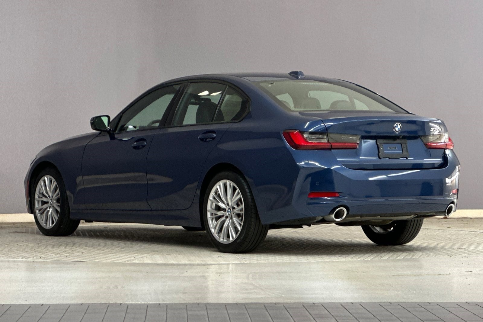 2023 BMW 330i photo 2