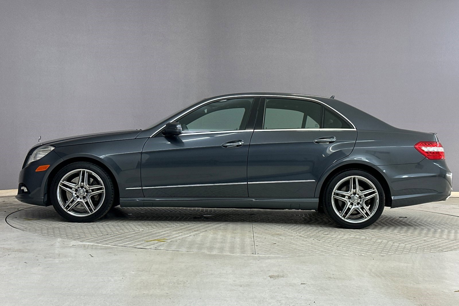2011 Mercedes Benz E 550 Sedan photo 2