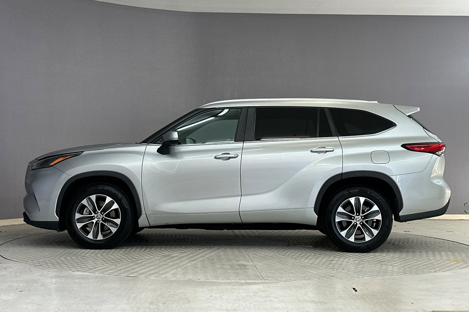 2023 Toyota Highlander XLE photo 2