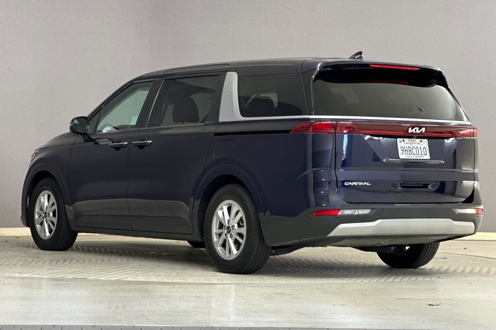 2024 Kia Carnival LX photo 2