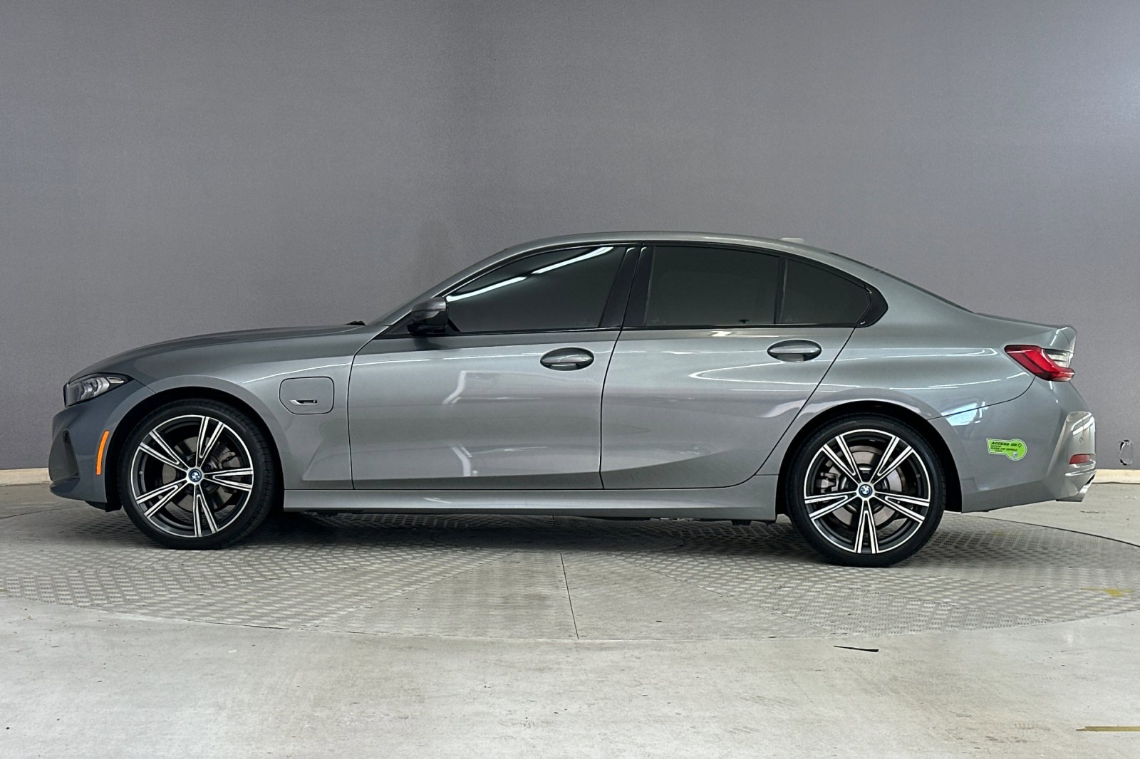 2023 Bmw 330e photo 2