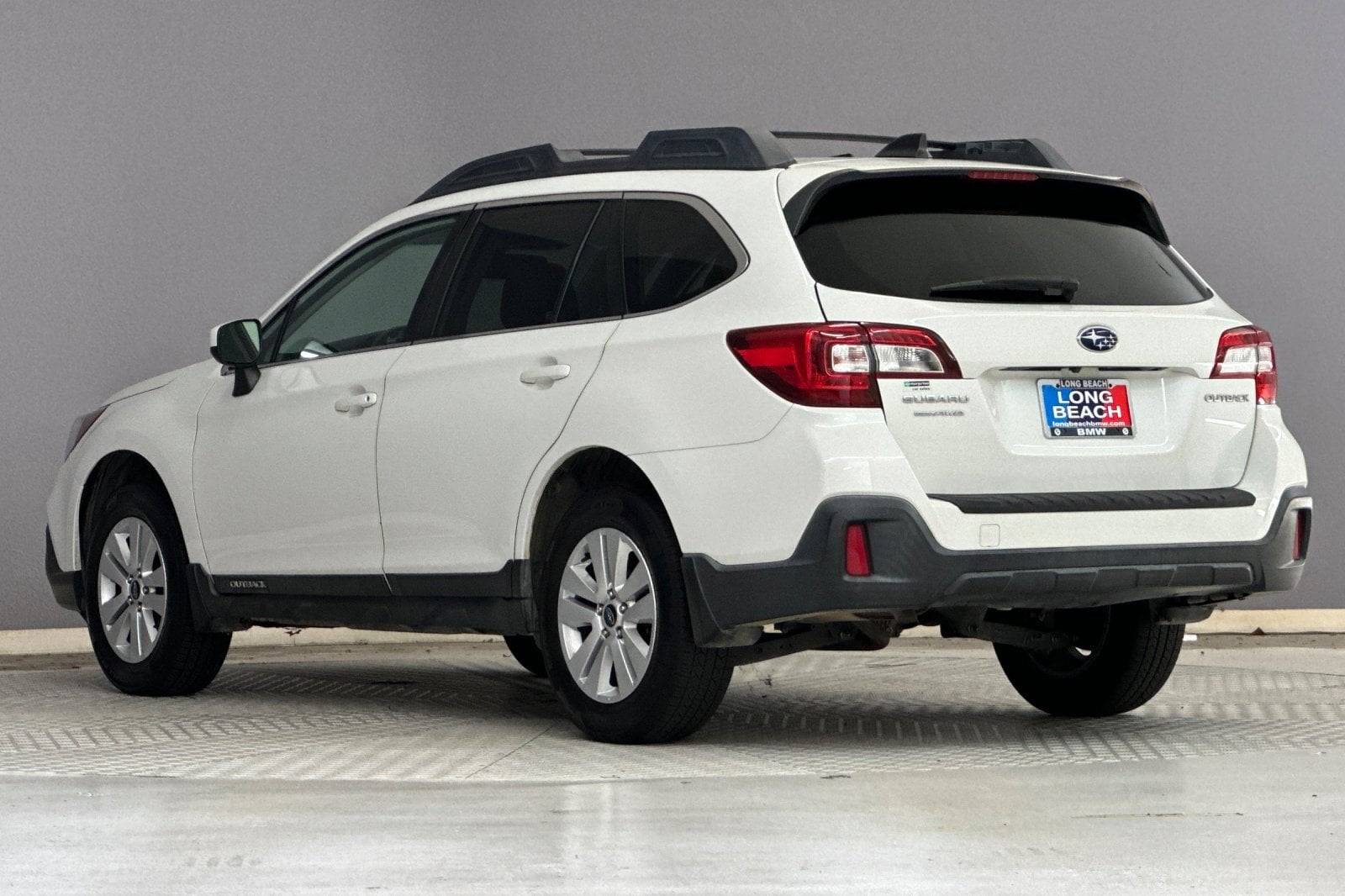 2018 Subaru Outback 2.5i Premium with Moonroof, Power Rear Gate, and Starlink photo 2