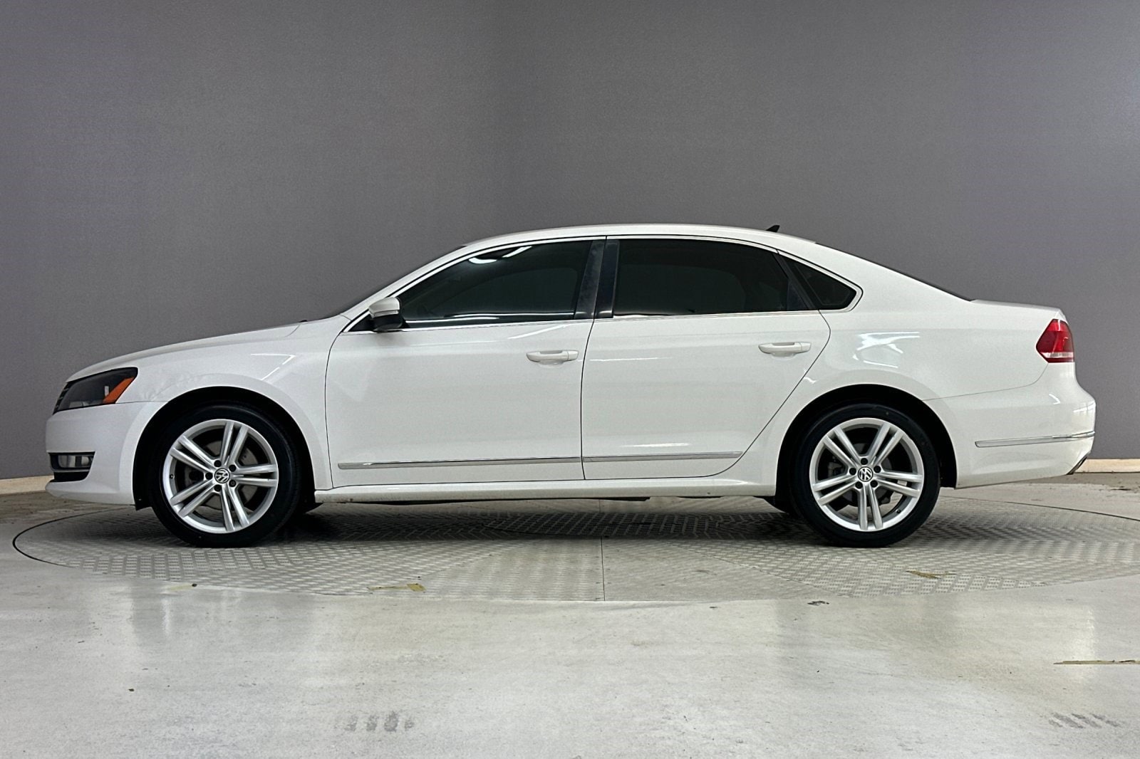 Used 2013 Volkswagen Passat SEL with VIN 1VWCN7A35DC003705 for sale in Long Beach, CA