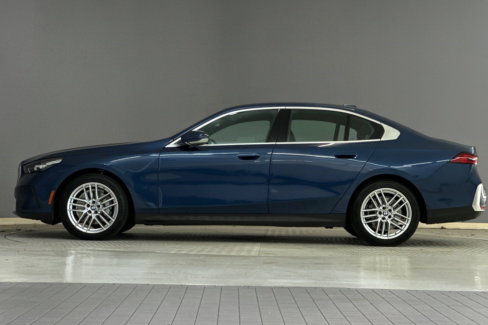 2025 Bmw 530i photo 2