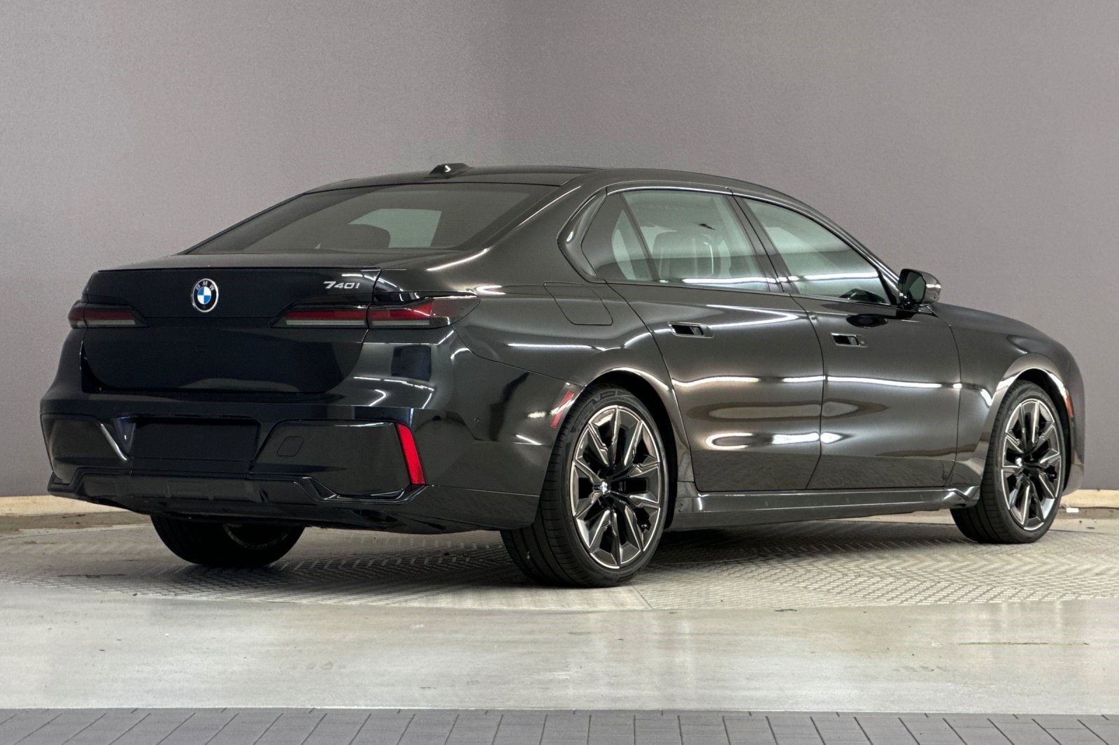 2024 BMW 740i photo 3