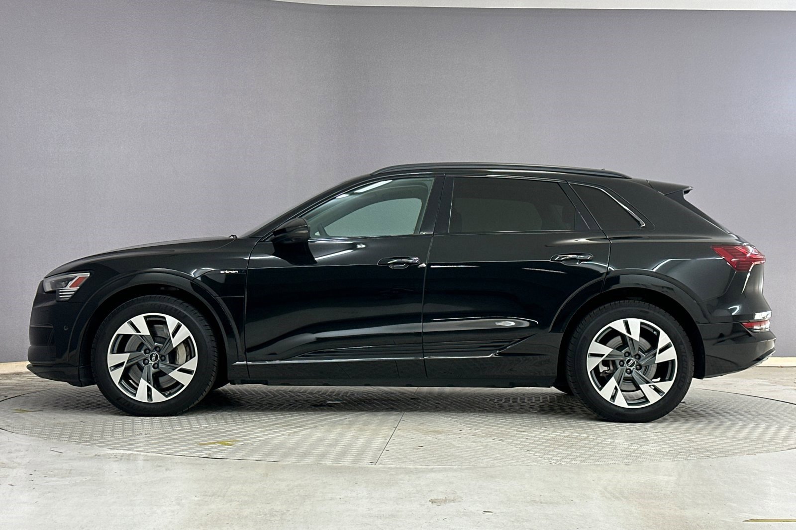 2021 Audi e-tron Premium photo 2