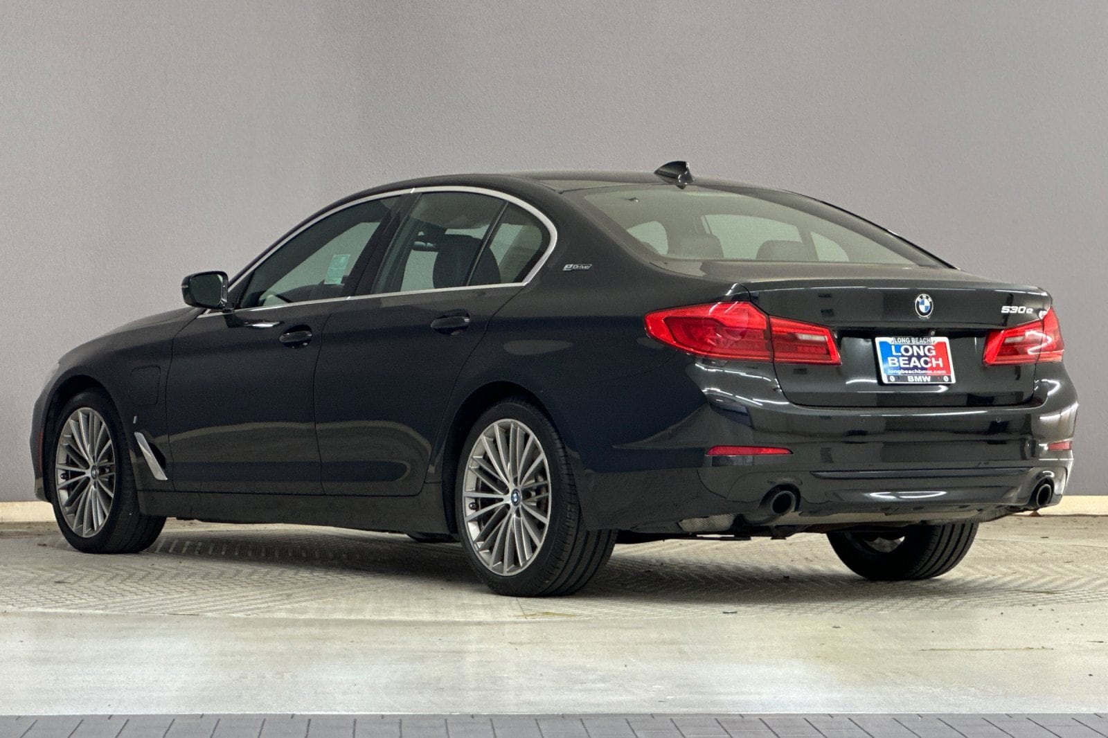 2019 BMW 530e iPerformance photo 2