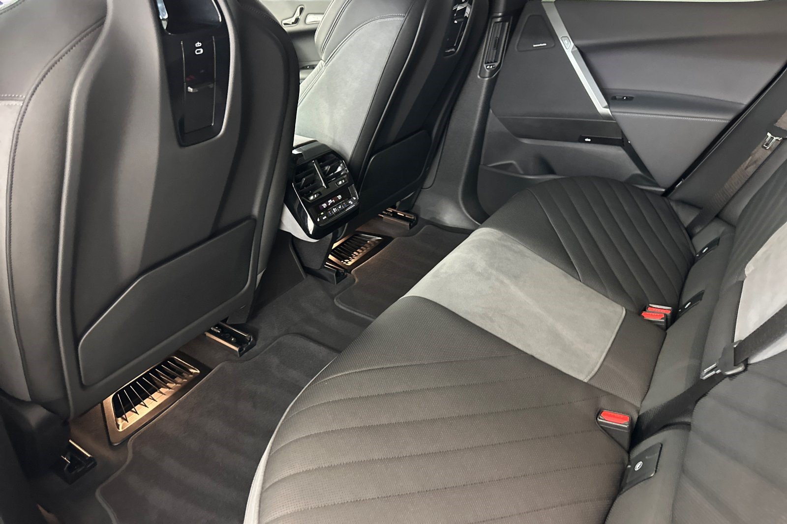 2026 BMW iX 45 - Photo 27