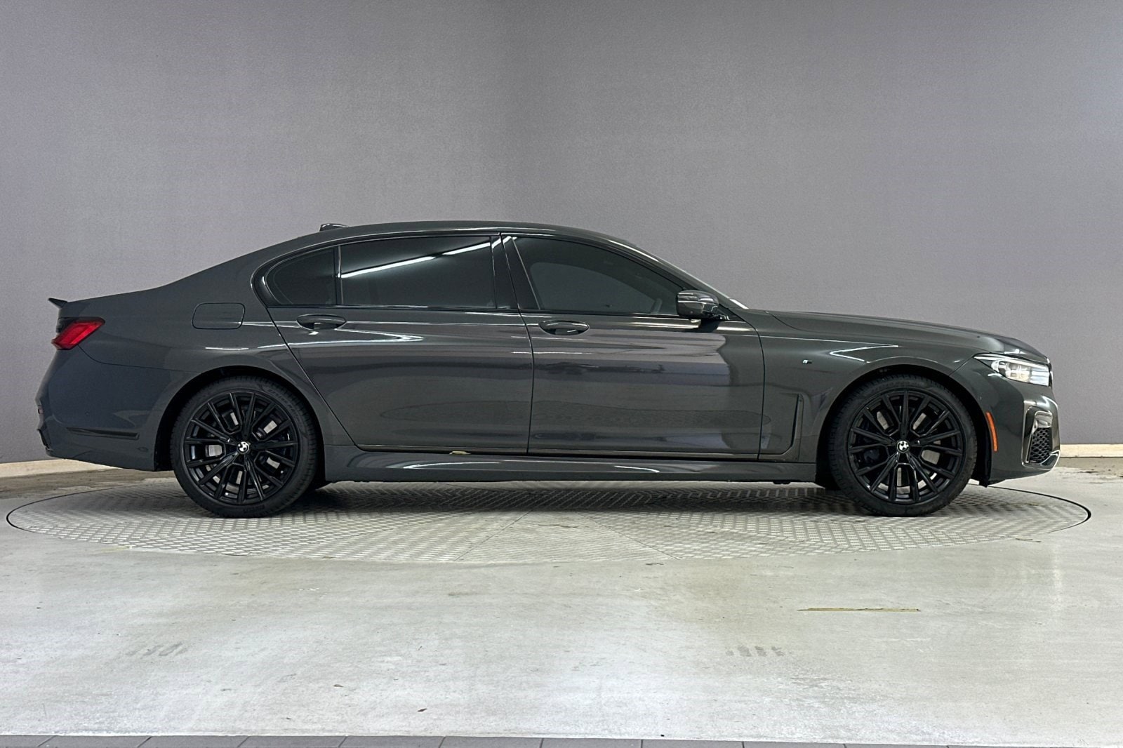 2022 BMW 740i photo 6