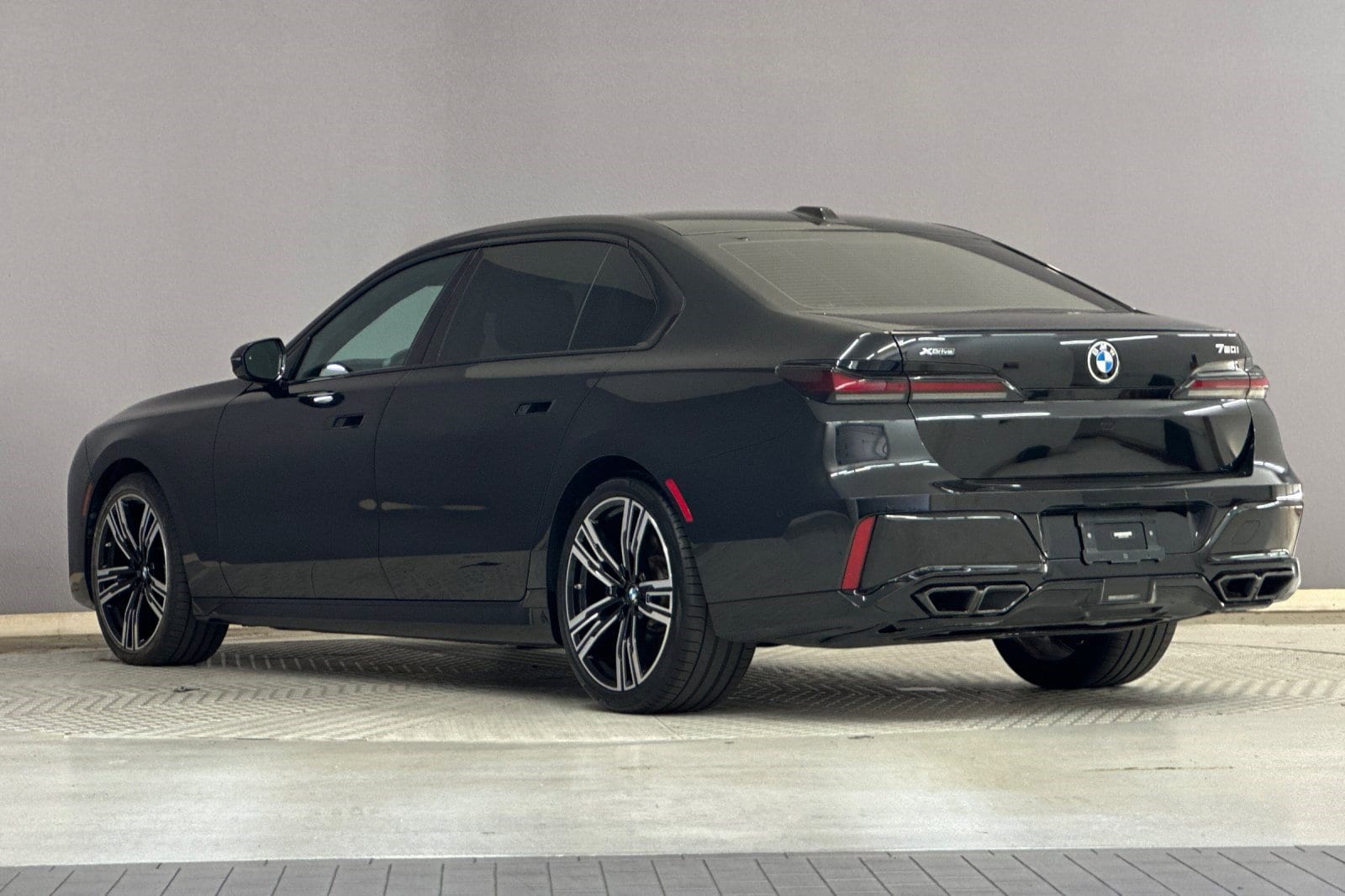 2023 BMW 760i xDrive photo 2