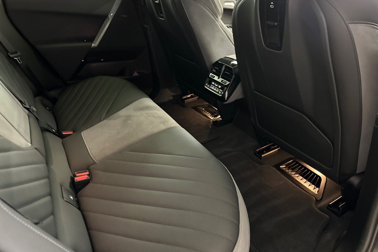 2026 BMW iX 45 - Photo 30