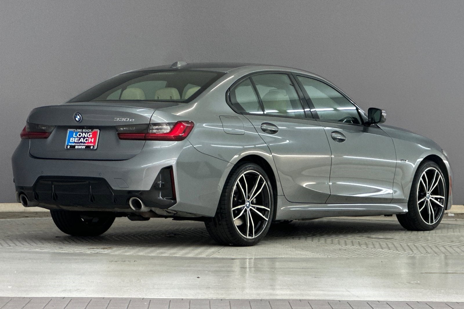 2023 BMW 330e photo 3