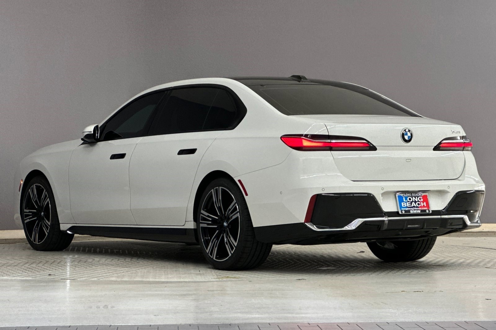 2023 BMW 740i photo 2