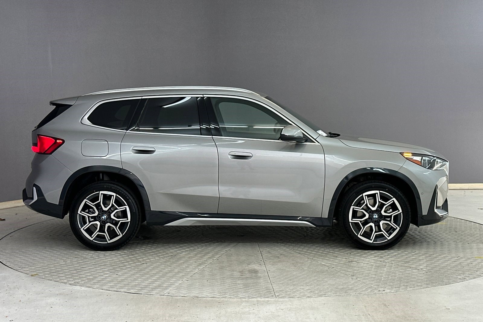 2025 BMW X1 xDrive28i photo 3