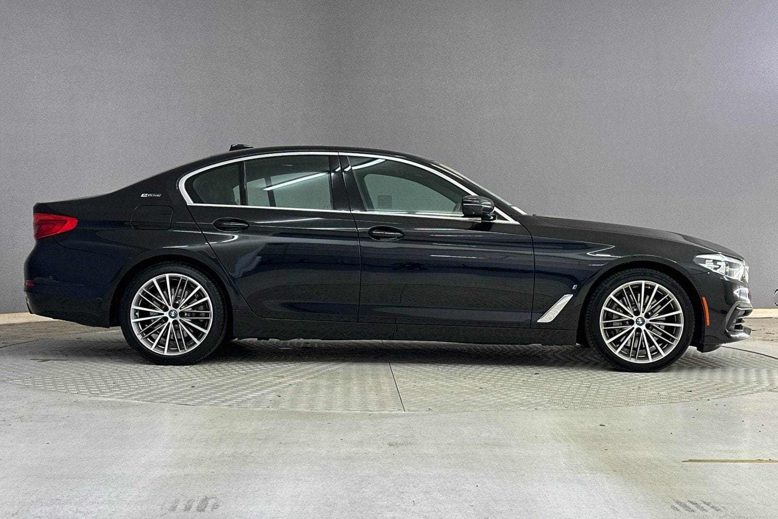 2019 BMW 530e iPerformance photo 6