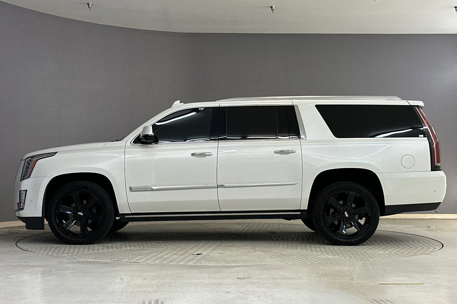 2019 Cadillac Escalade ESV Premium Luxury photo 2