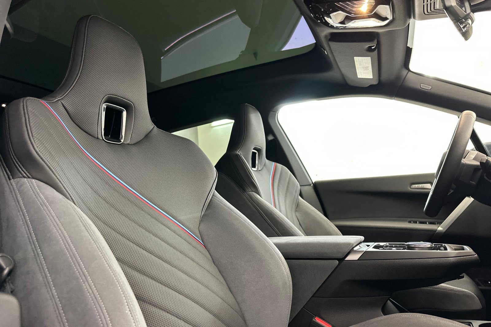 2026 BMW iX 45 - Photo 31