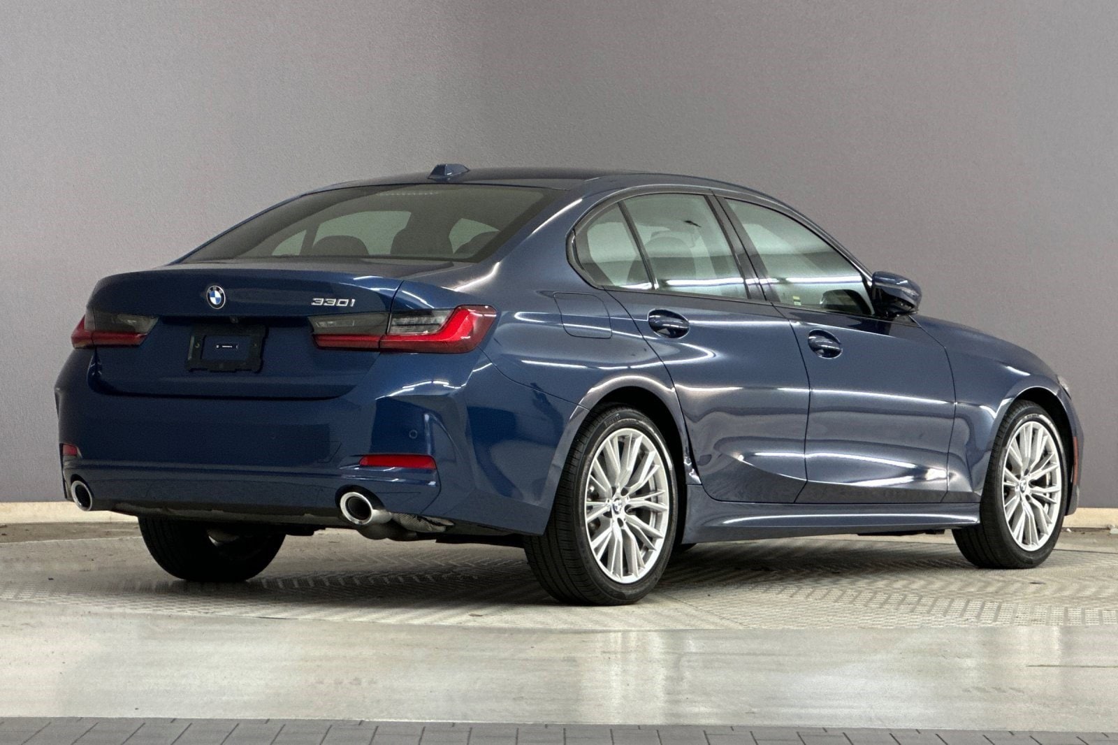 2023 BMW 330i photo 3