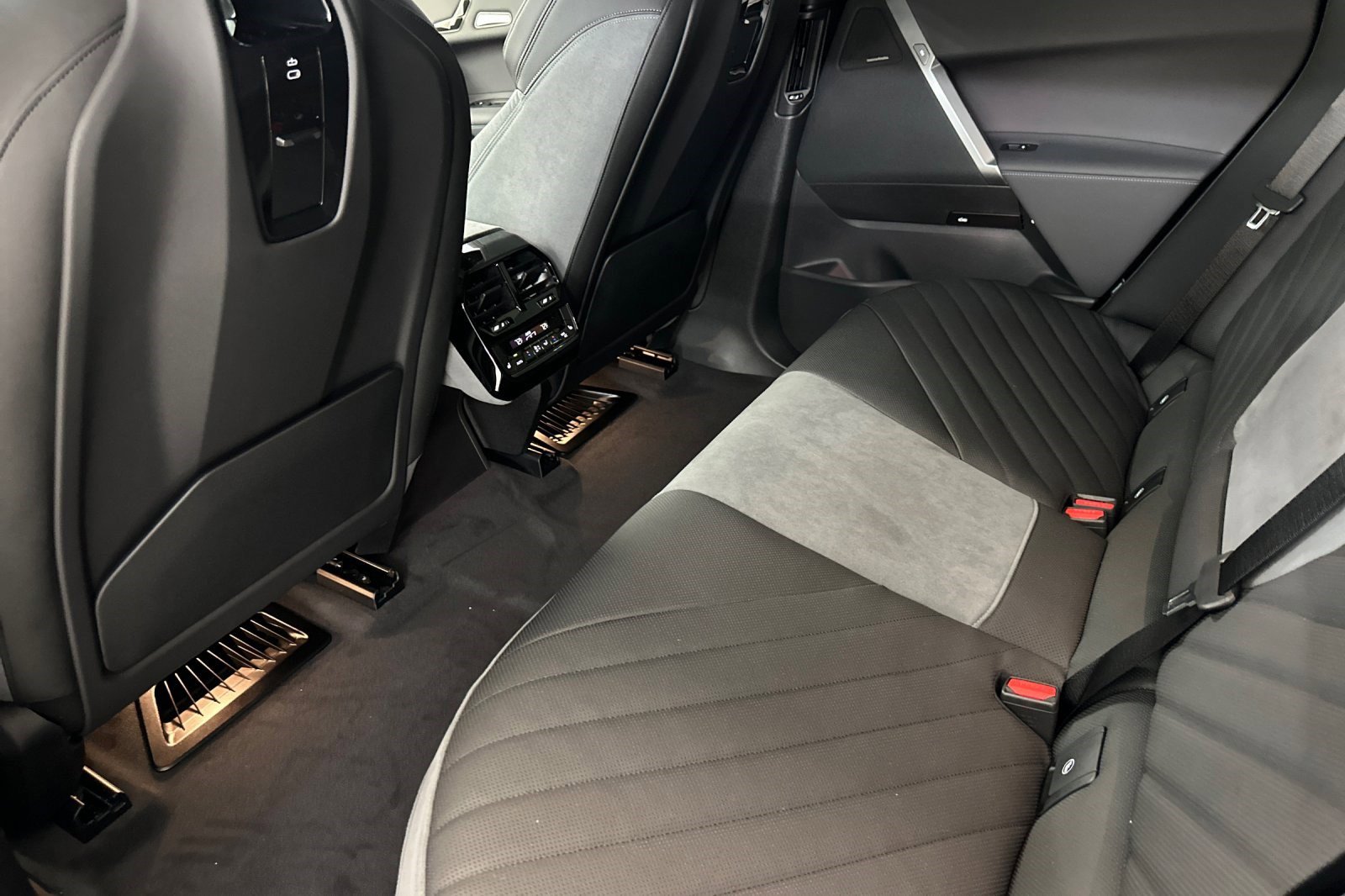 2026 BMW iX 45 - Photo 21