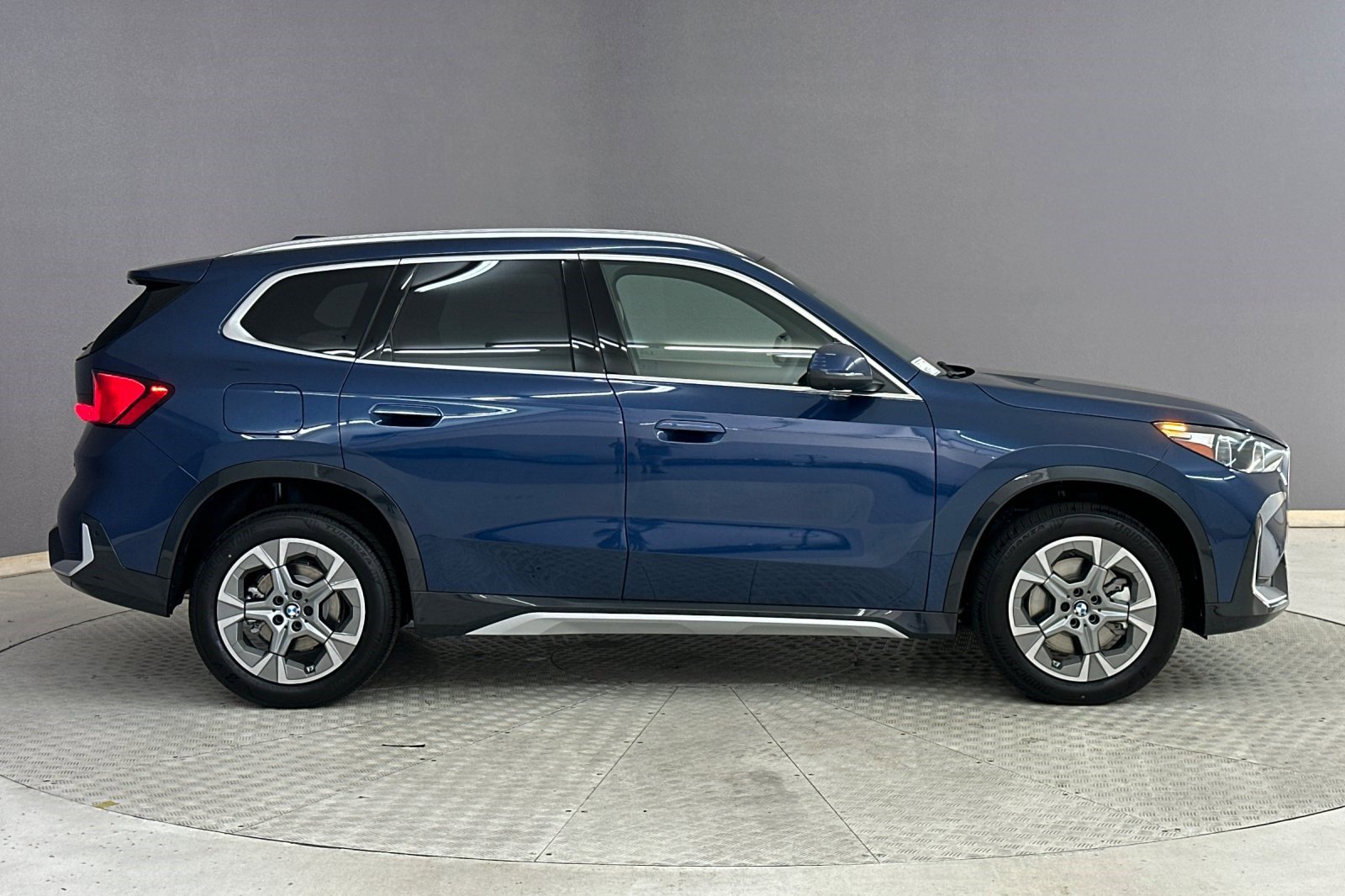2025 BMW X1 xDrive28i photo 3