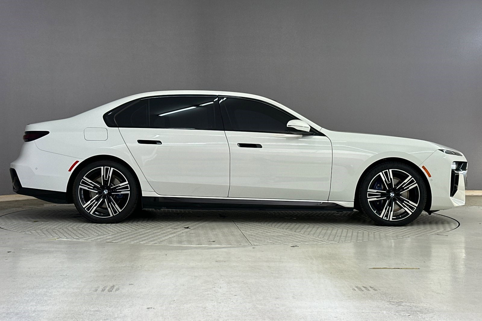 2024 BMW i7 xDrive60 photo 6