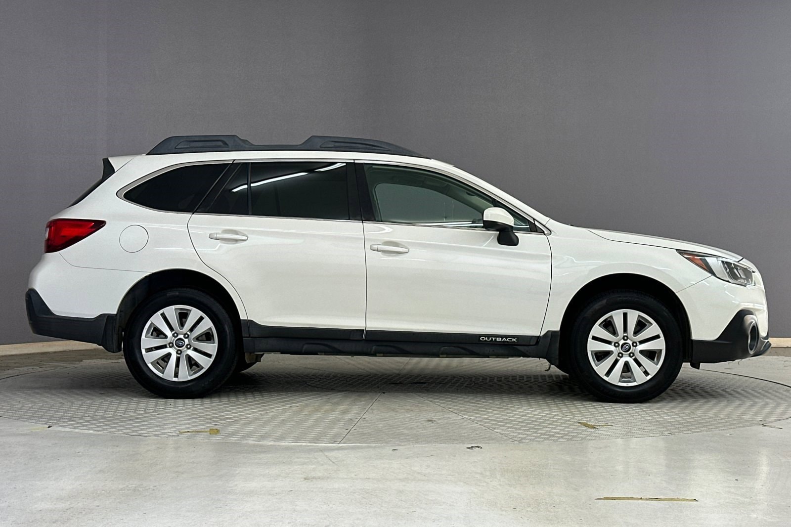 2018 Subaru Outback 2.5i Premium with Moonroof, Power Rear Gate, and Starlink photo 6