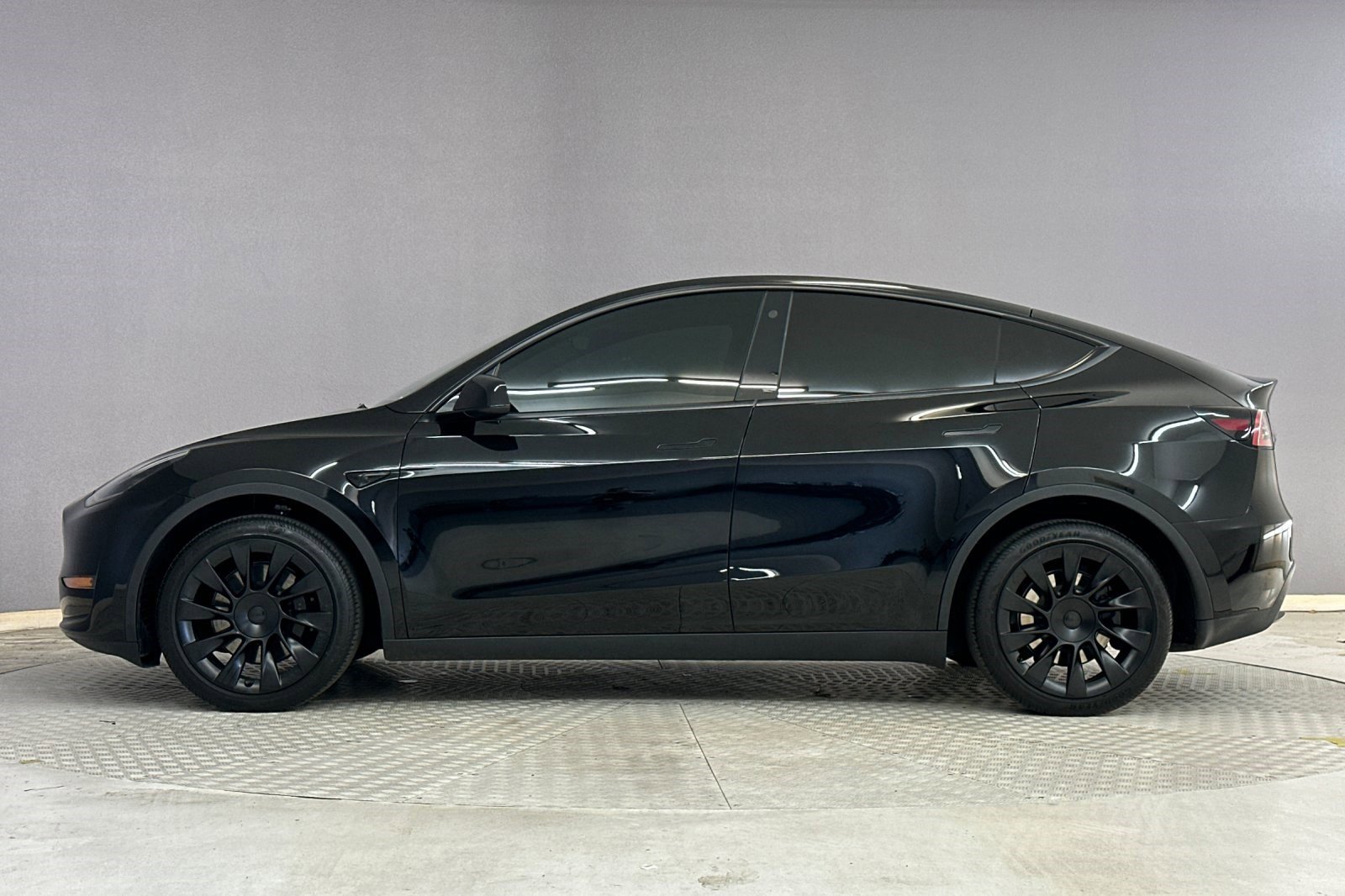 2023 Tesla Model Y Long Range photo 2