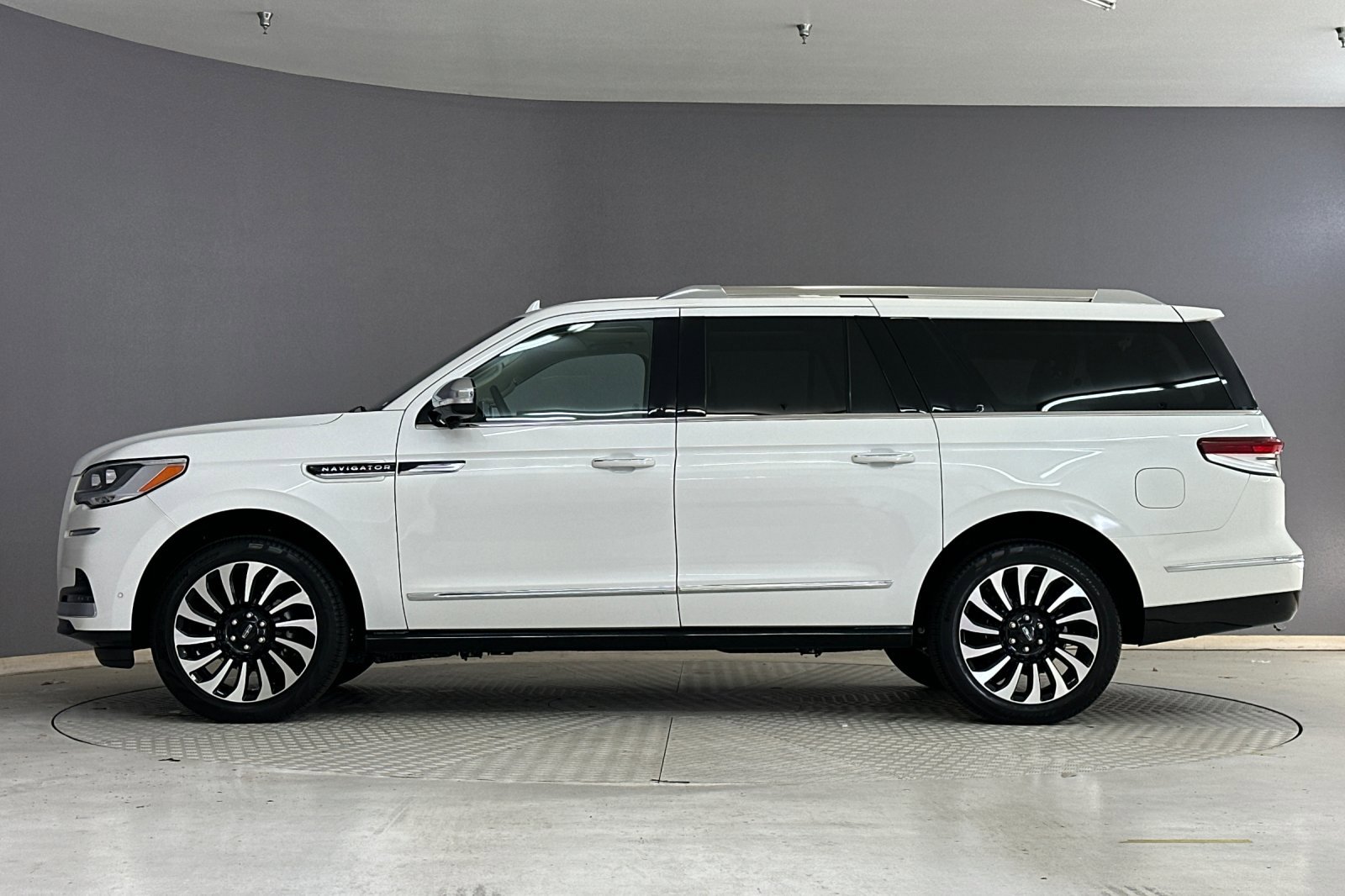 2023 Lincoln Navigator Black Label photo 2