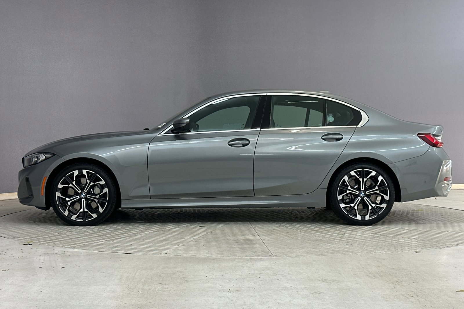 2025 Bmw 330i Sedan photo 2