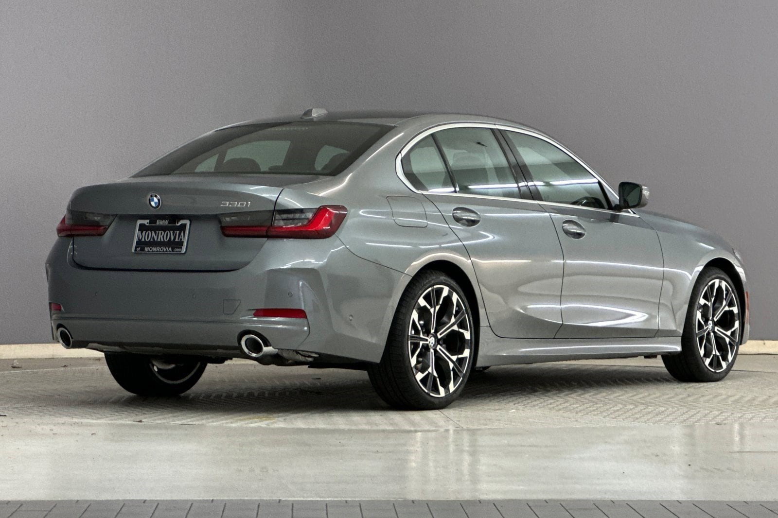 2025 BMW 330i photo 3