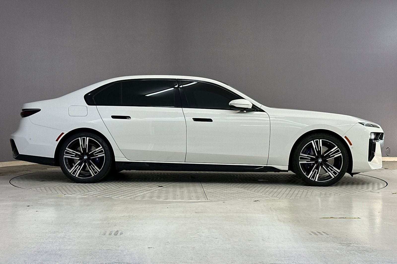 2023 BMW 740i photo 6