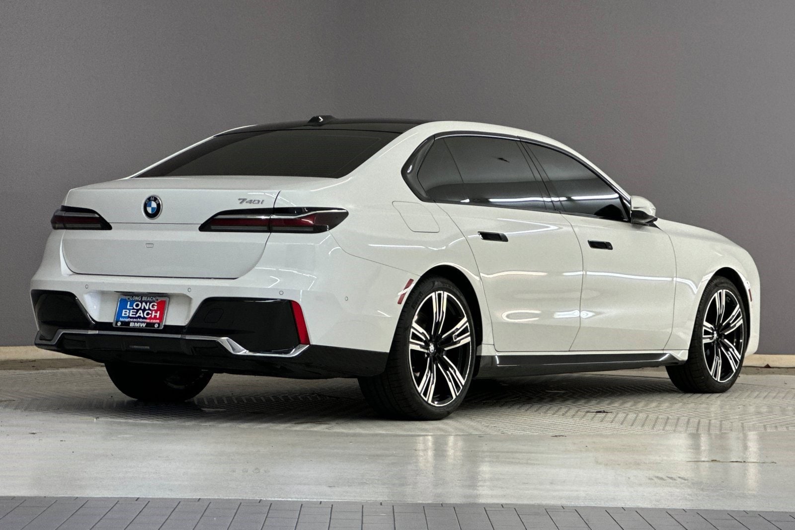 2023 BMW 740i photo 3