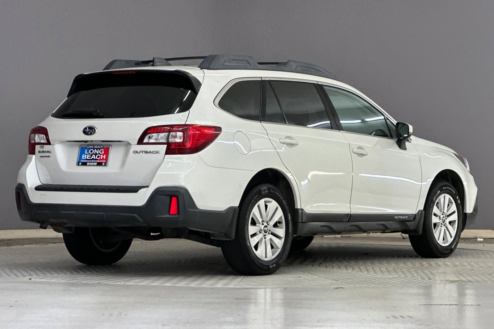 2018 Subaru Outback 2.5i Premium with Moonroof, Power Rear Gate, and Starlink photo 3