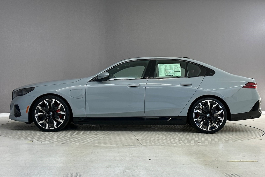 New 2027 BMW 550e xDrive Sedan