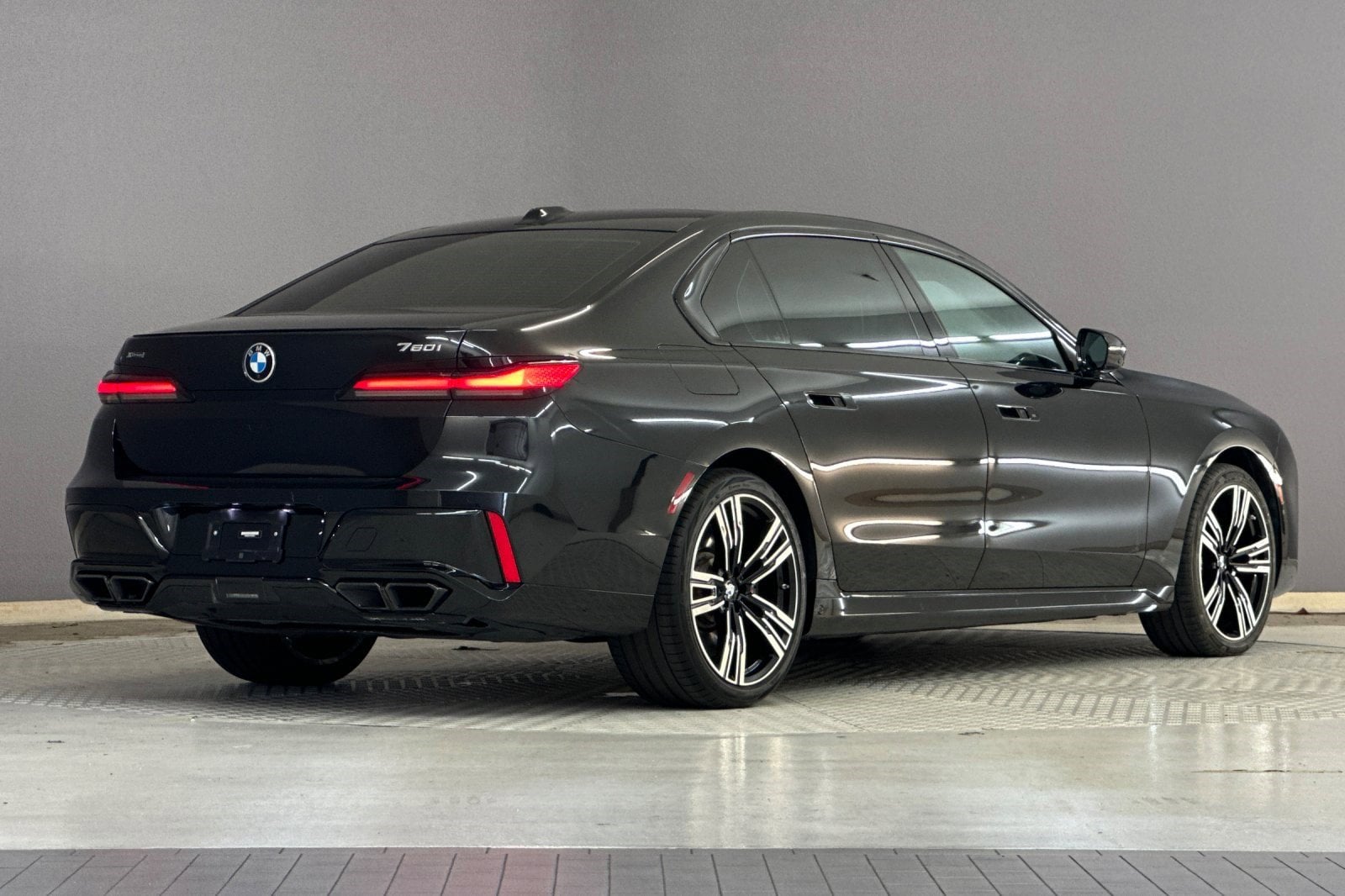 2023 BMW 760i xDrive photo 3