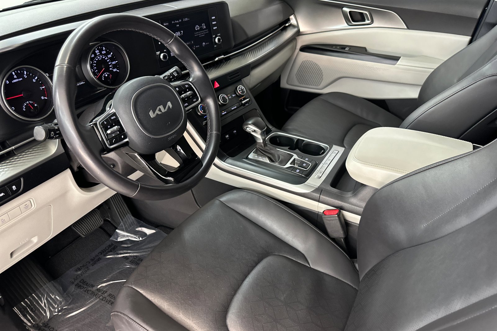 2024 Kia Carnival LX photo 3