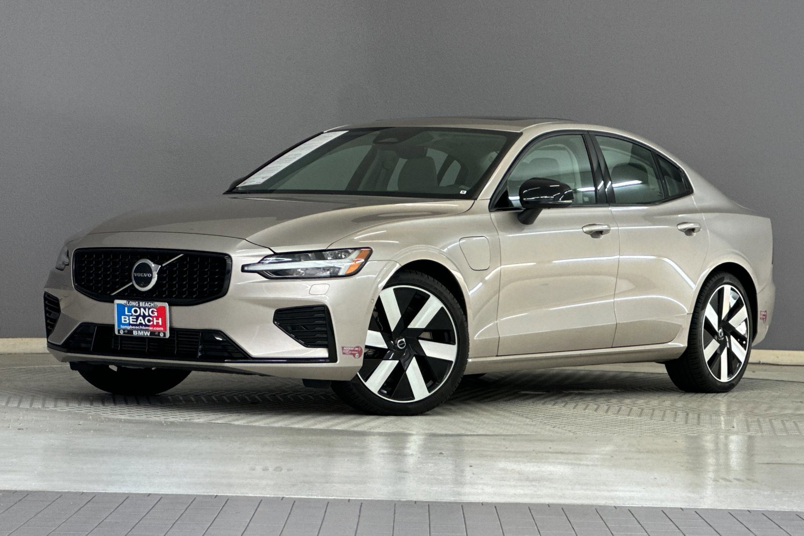 2024 Volvo S60 T8 Ultimate photo 2