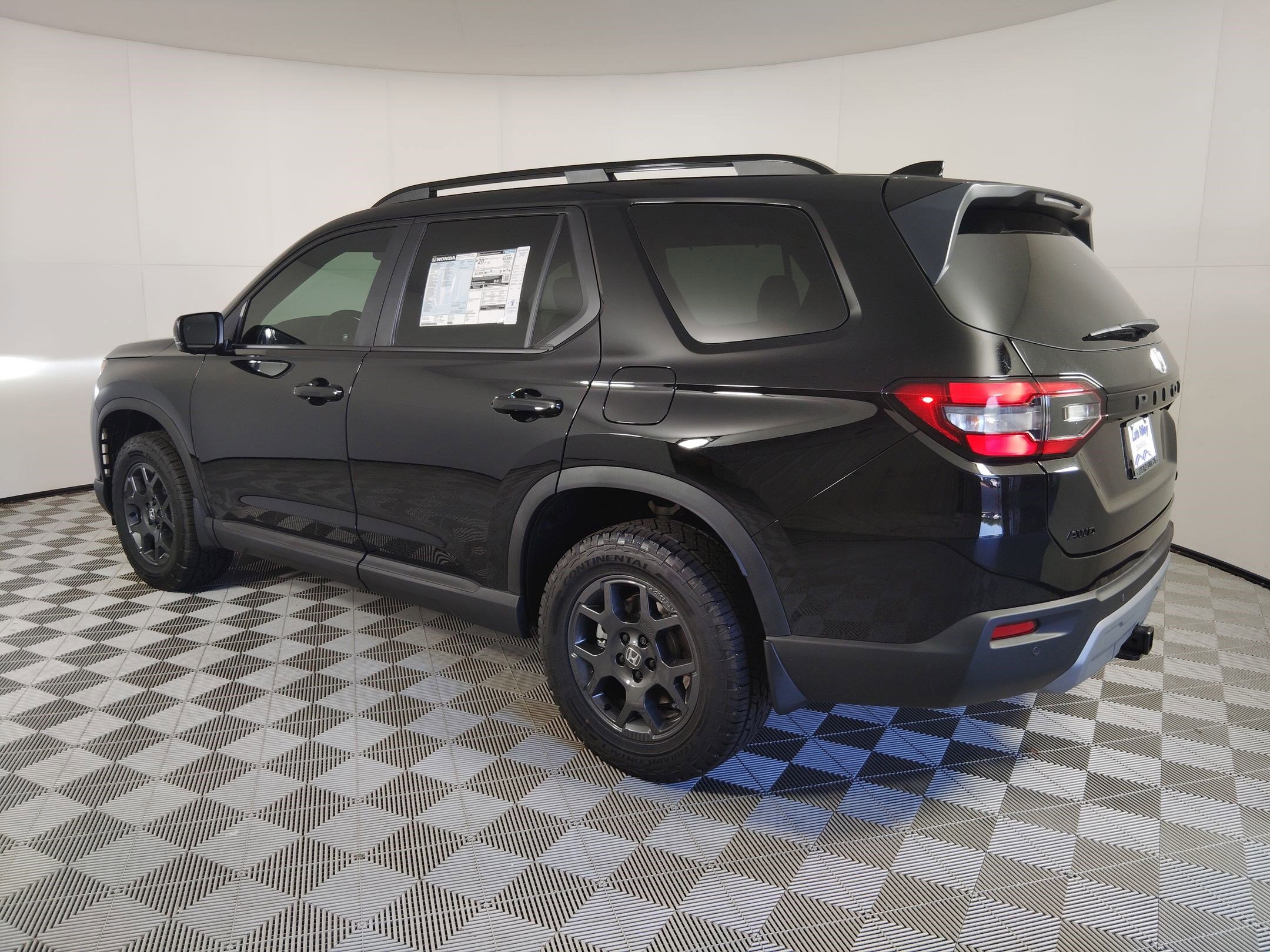 2025 Honda Pilot TrailSport photo 2