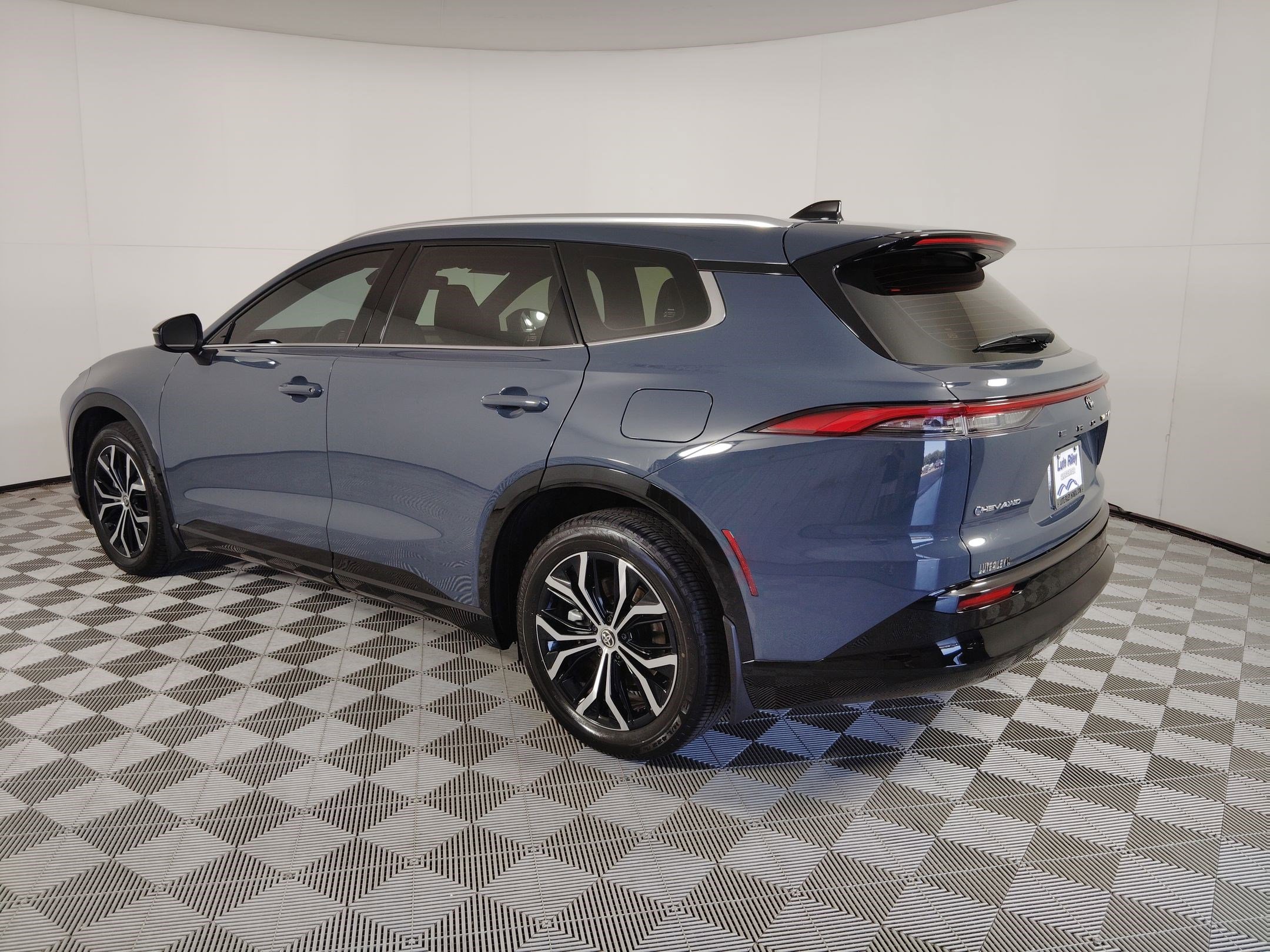 2025 Toyota Crown Signia XLE photo 3