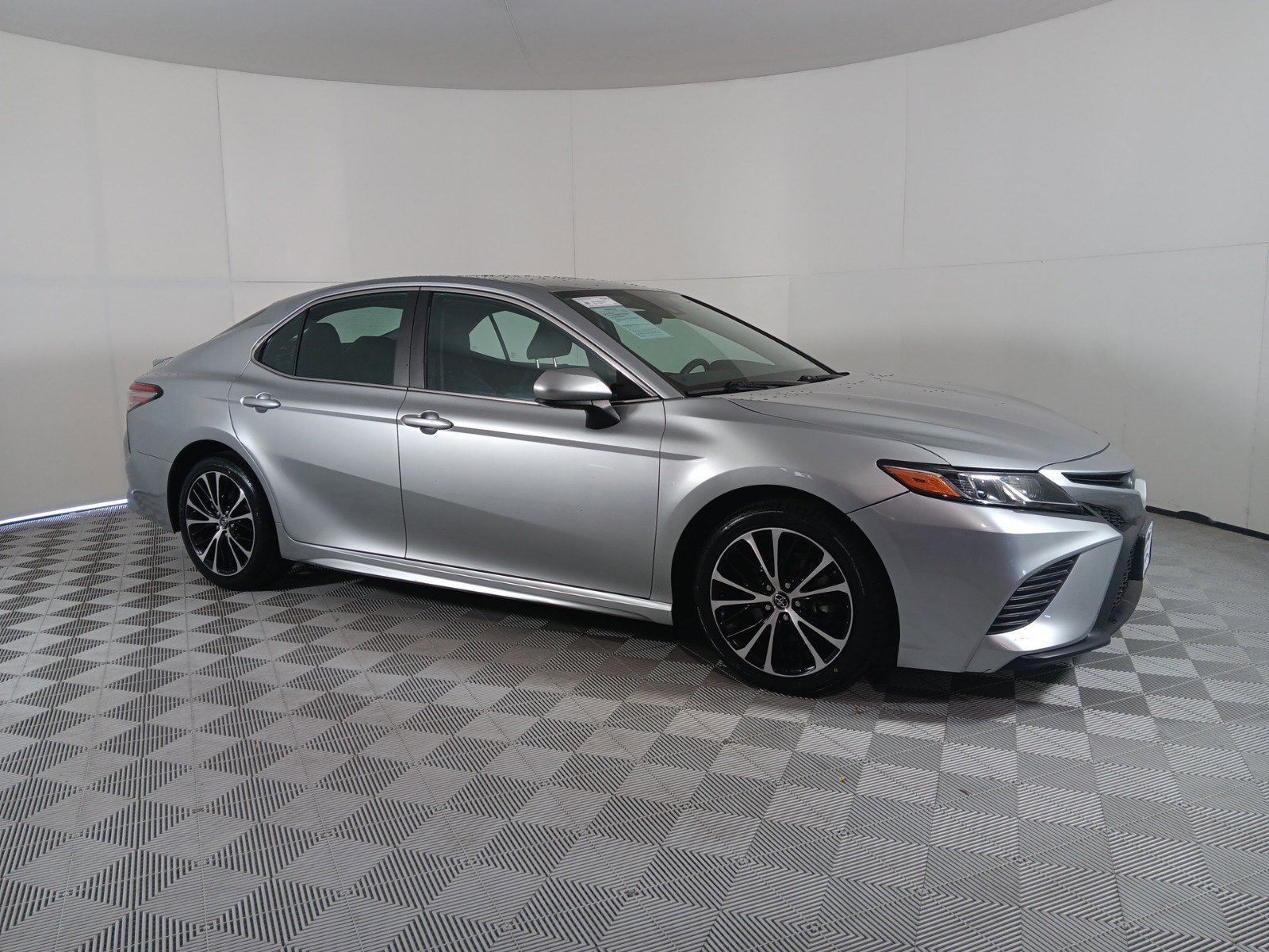 Used 2018 Toyota Camry SE with VIN 4T1B11HK2JU648396 for sale in Richardson, TX